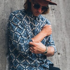 Man wearing a patterned ocean blue collared shirt